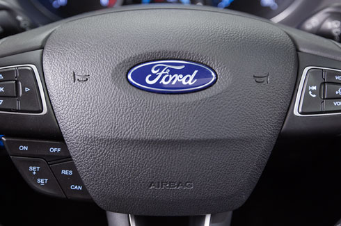Ford Focus 2018 cuenta con controles al volante que hacen tu experiencia de manejo más placentera